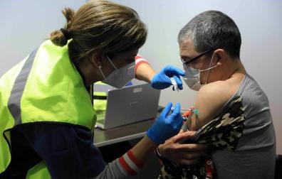 José María Manzano Ciudad, de 48 y trabajador del centro San José, recibe su vacuna.