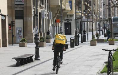 Más de un centenar de restaurantes y bares ofrecen menús a domicilio