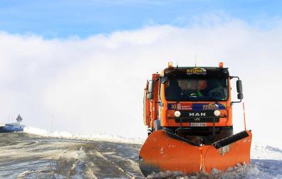 La nieve obliga a usar cadenas en la carretera Burgui-Isaba