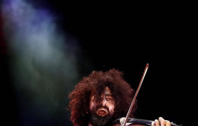 El violinista libanés conmovió en el pabellón pamplonés, acompañado esta vez por el pianista cubano Iván 'Melón' Lewis.