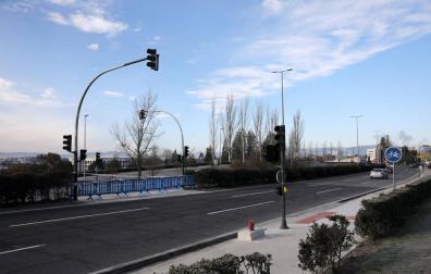 Los semáforos de la avenida de Navarra, operativos este mes
