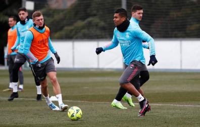 Entrenamiento del Madrid con Rodrygo y Carvajal bajo techo