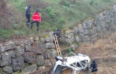 Los bomberos sacan un coche que estaba en el Cidacos desde la riada del 8 de julio