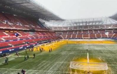 Empleados de Osasuna limpian El Sadar.