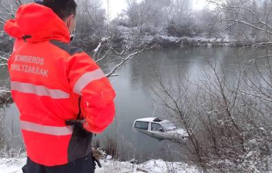 Ileso tras caer con el coche al río y salir por el techo en Peralta