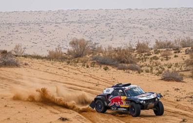 Al-Attiyah bate en el mano a mano a Sainz y Peterhansel se deja 3 minutos