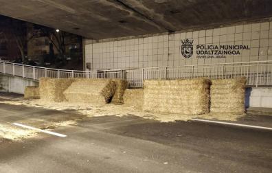 Las pacas de paja, bajo el puente de San Jorge.