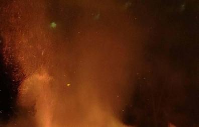 Arde de madrugada el edificio de la antigua harinera de Miluce