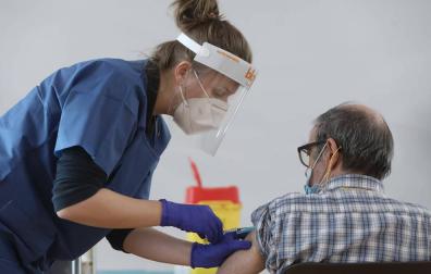 La vacunación se reanuda este martes en cuatro residencias y Refena