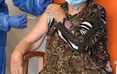 Una persona recibe la segunda dosis de la vacuna.