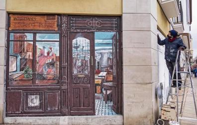 La artista gráfica Garbiñe Basarte recrea en bajos comerciales sin uso tiendas típicas que simulan estar abiertas