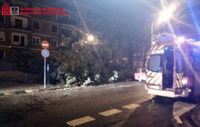 El fuerte viento obliga a la Policía Municipal y Bomberos a realizar distintas intervenciones