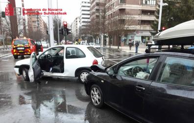Dos trasladados al CHN tras una colisión en el cruce de Pío XII con Sancho el Fuerte