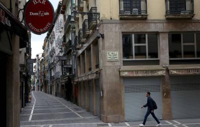 Una calle de Pamplona con bares y comercios cerrados.