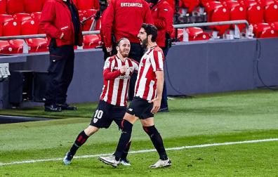 Rául García celebra junto a Iker Muniain uno de sus dos goles ante el Getafe