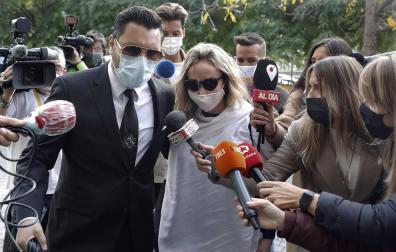 El juez mantiene en libertad a la mujer de Mainat y le impone una orden de alejamiento