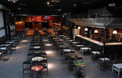 Sala Totem de Villava, donde han tenido lugar grandes conciertos y ahora presenta esta disposicion con mesas y sillas y un aforo para cien personas.