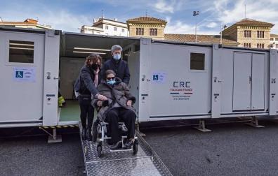 Fotos de la vacunación de grandes dependientes y residentes en la unidad móvil de vacunación en Estella.