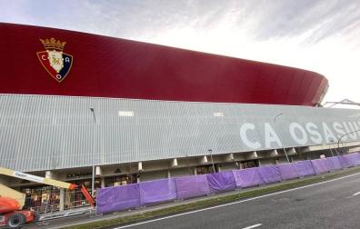 Imagen de la parte del escudo en la fachada del nuevo estadio de El Sadar.