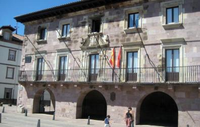 Aspecto parcial del Ayuntamiento de Baztan, en la plaza de los Fueros de Elizondo.
