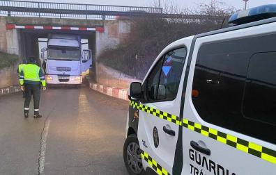 Un camión se empotra en un puente de Caparroso por exceso de galibo