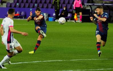El delantero del Huesca Rafa Mir ha logrado un hat-trick ante el Real Valladolid