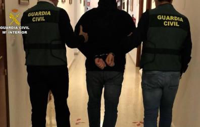Dos guardias civiles detienen a una persona en una operación anterior.