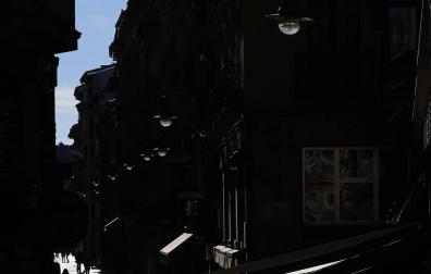 Varias personas transitan por la calle San Nicolás de Pamplona.
