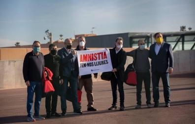 Los presos del 'procés' salen de Lledoners pidiendo la amnistía