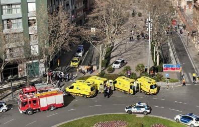 La zona del atropello, cerrada por los servicios de emergencia.