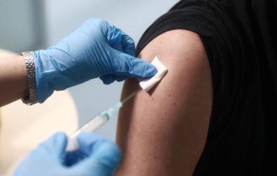 Madrid suspende el plan de vacunación a los sanitarios por falta de vacunas