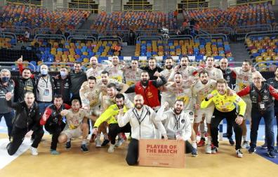 La selección española de balonmano celebra su medalla de bronce en el Mundial de Egipto.
