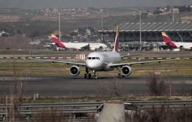 Un avión prepara un aterrizaje de emergencia en Barajas