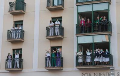 Residentes, trabajadores y religiosas de la residencia de ancianos Nuestra Señora de Gracia, en los balcones durante los aplausos del pasado confinamiento