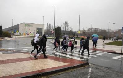 Varios escolares atraviesan una zona limitada a 20 km/h en Sarriguren.