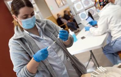 Vacunación contra el coronavirus a los ancianos y trabajadores de la Residencia Nuestra Señora de Gracia en Tudela.