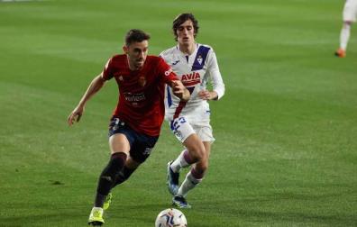 Kike Barja pelea por un balón ante el jugador del Eibar Bryan Gil.