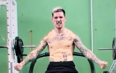 El Chimy Ávila, encima de la cinta del gimnasio.