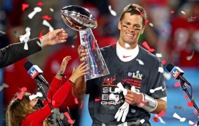 Tom Brady sostiene el trofeo Vince Lombardi tras ganar la Super Bowl.
