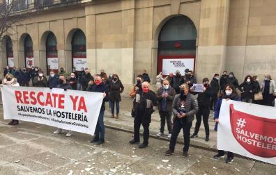 Los hosteleros navarros protestan por "estar pagando los platos rotos de la pandemia"