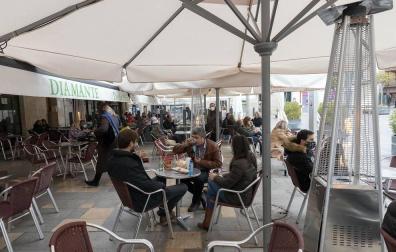Barañáin, Pamplona, Estella y Tudela, así como el resto de la Comunidad foral, recibieron con visitantes la reapertura de las terrazas de los establecimientos hosteleros este jueves, 26 de noviembre.