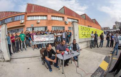 Trabajadores de Miasa en la puerta de la empresa, durante una rueda de prensa anterior.