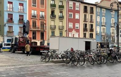 Empiezan a instalar la carpa en la plaza de la Compañía