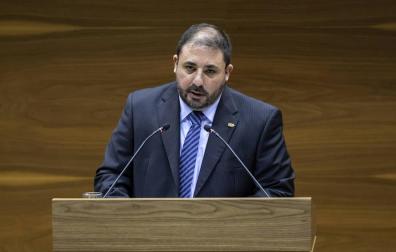 Atronador golpe de bolígrafo de Hualde en el Parlamento