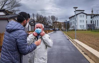 Este viernes ha tenido lugar la primera salida al exterior de los ancianos de la residencia San Jerónimo de Estella, que han permanecido sin salir del centro desde el pasado mes de julio.