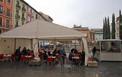 La terraza de la plaza Compañía se estrena bajo la lluvia