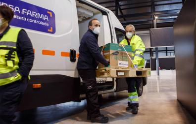 Descarga de las primeras vacunas contra el coronavirus que han llegado a Navarra.