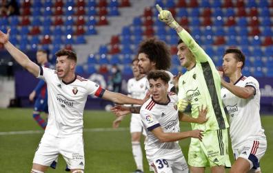 Osasuna respira gracias a la inspiración de Sergio Herrera, Kike Barja y Budimir