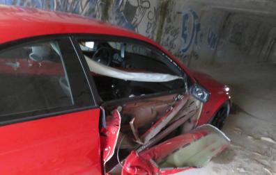 Choca contra una señal, huye del lugar y se esconde bajo el paso de ganado de la autovía