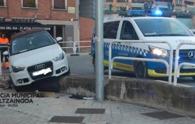 Denunciado tras salirse de la vía en la calle Tajonar y dar positivo en alcohol